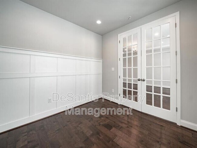 Building Photo - 1451 Hastings Cres