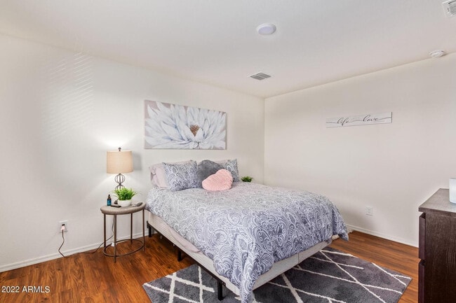 Building Photo - 30517 N Oak Dr