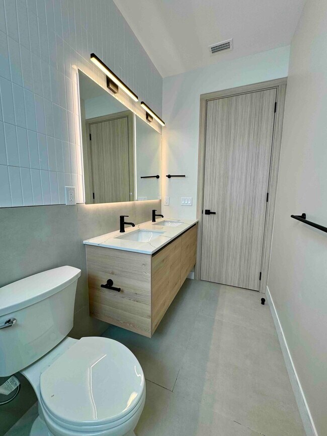 Building Photo - 2402 N Ola Ave