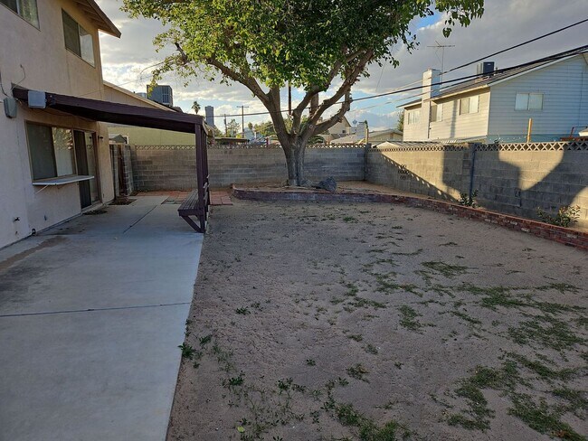 Building Photo - Spacious 4-Bedroom Home with Large Backyard & Covered Patio!