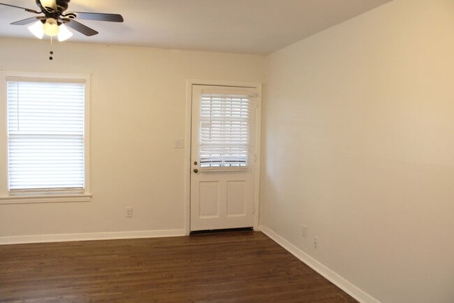 Building Photo - 2825 W Woodlawn Ave