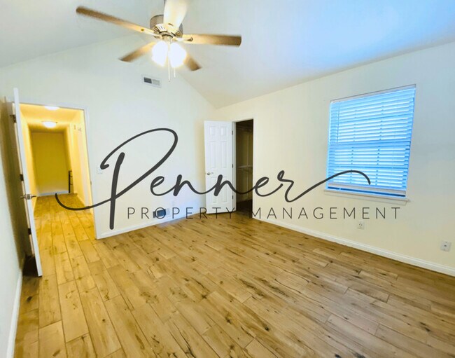 Building Photo - 449 NE Churchill St