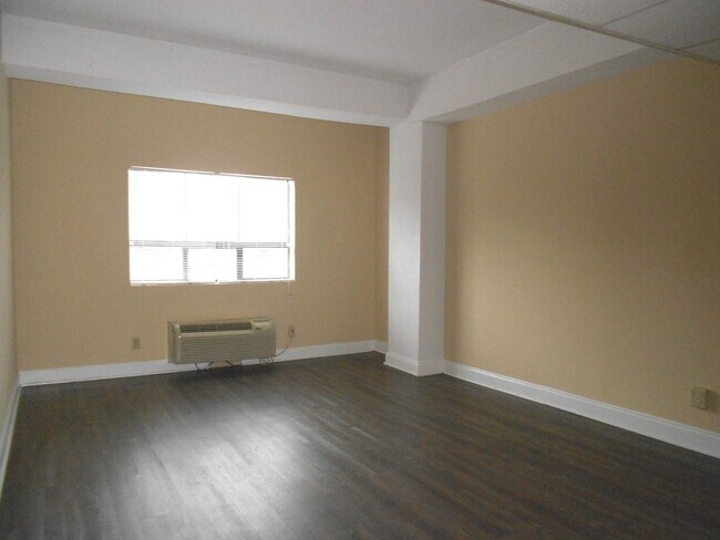 Building Photo - Studio Apartment in Downtown Athens - Steps Away From UGA Campus