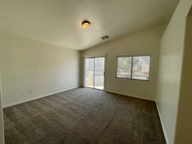 Building Photo - Great Spacious 3 bedroom Townhome Availabl...