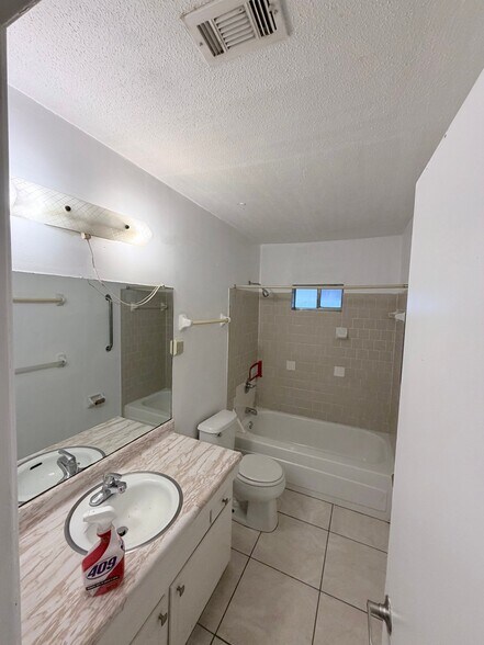 Building Photo - 538 Royce St