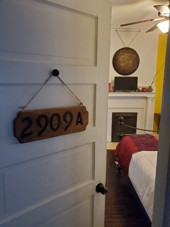 Building Photo - 2909 Montrose Ave