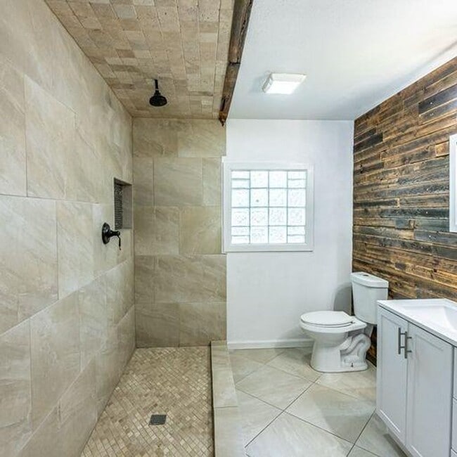 Building Photo - Room to Grow! Spacious, Remodeled 3/2/2 in Great Location!