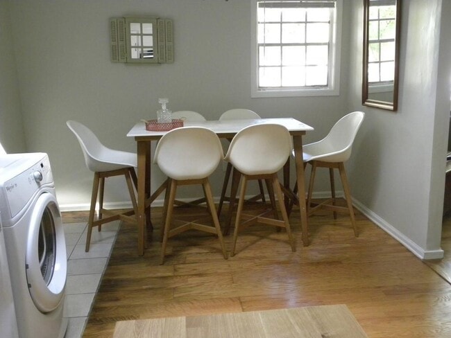 Building Photo - 322 Nelms Ave NE