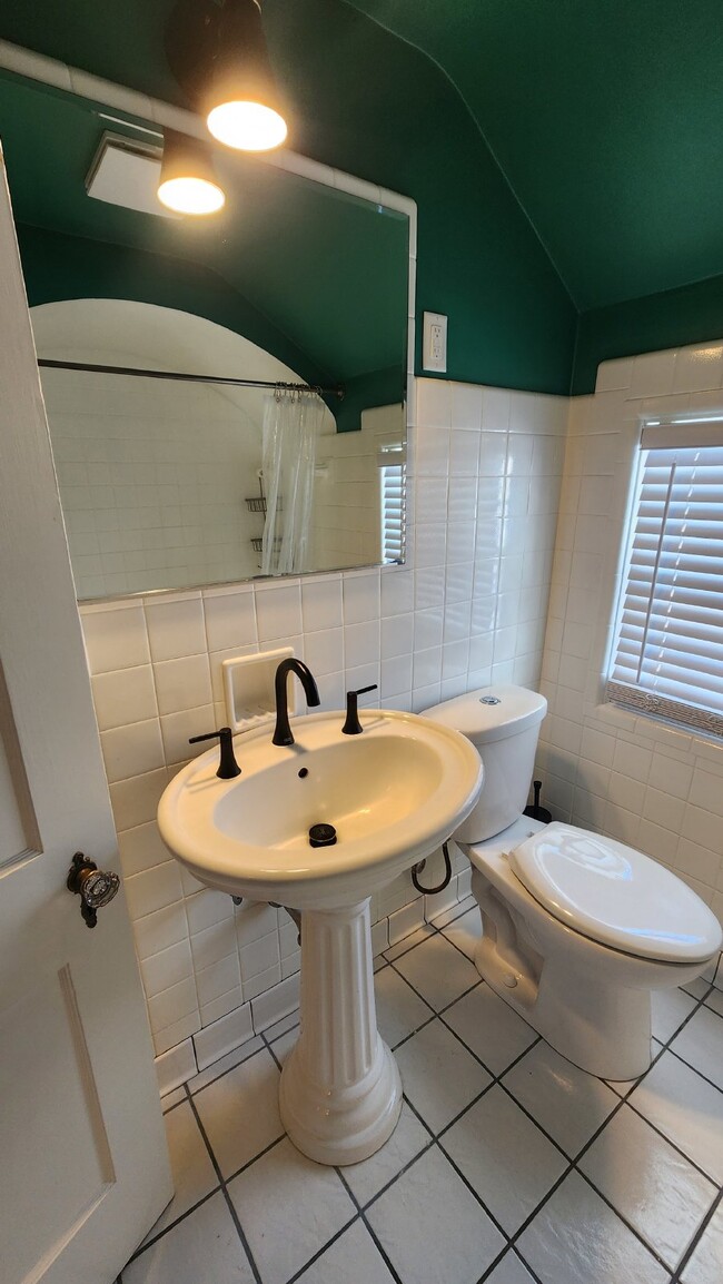 Building Photo - Stunning 4-Bedroom Home with Attached Gara...