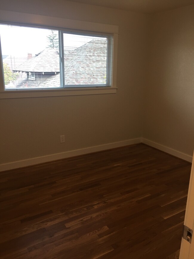 Building Photo - Spacious Like New Remodel 2BR-Portsmouth-N...