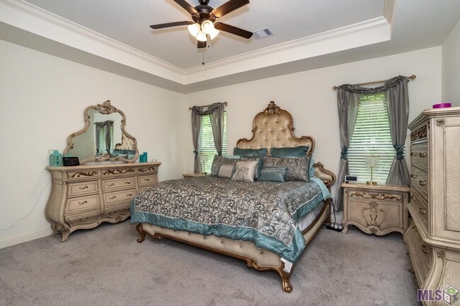 Building Photo - Fully Furnished!  5 bedroom, 3 bath home i...