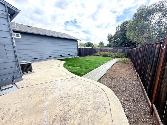Building Photo - 2314 Upland Dr