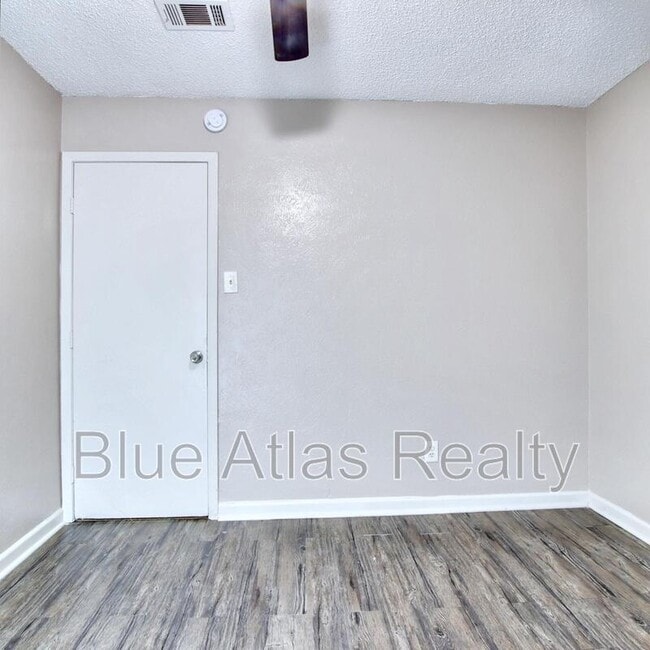 Building Photo - 3901 Royal Crest Dr