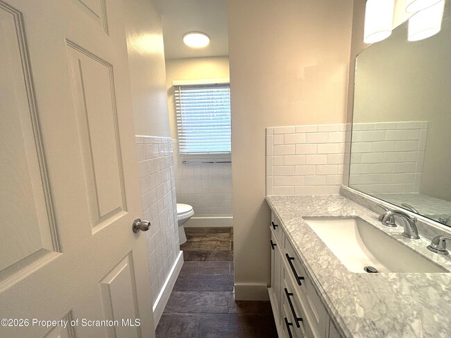 Building Photo - 15 Little St