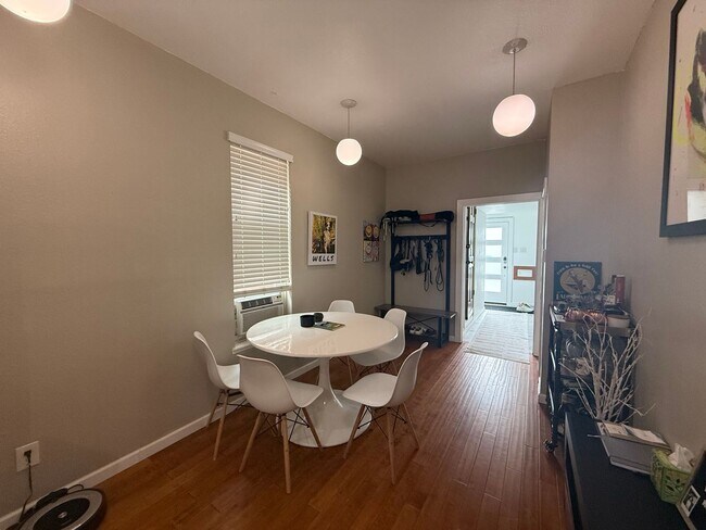 Building Photo - Modern 3-Bedroom Retreat in the Heart of C...