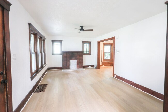 Building Photo - 1119 W 11th St
