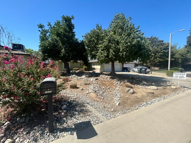 Building Photo - 3 Bedroom 2 Bathroom Centrally Located Near Shopping and Restaurants!