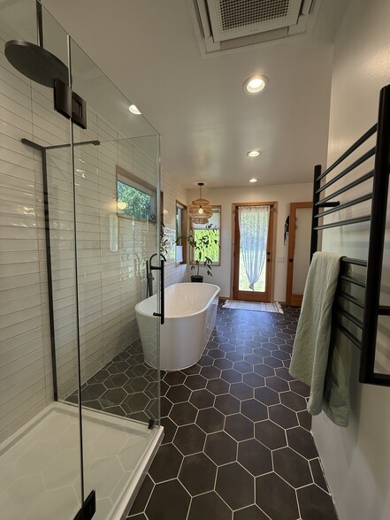 Primary bathroom - 14030 SE Rupert Dr
