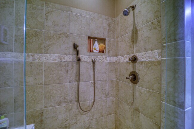 Building Photo - 137 N Ridge Ln