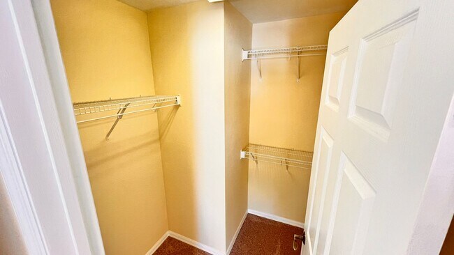 Building Photo - Available May 13th! Gorgeous 2/2 Town Home...