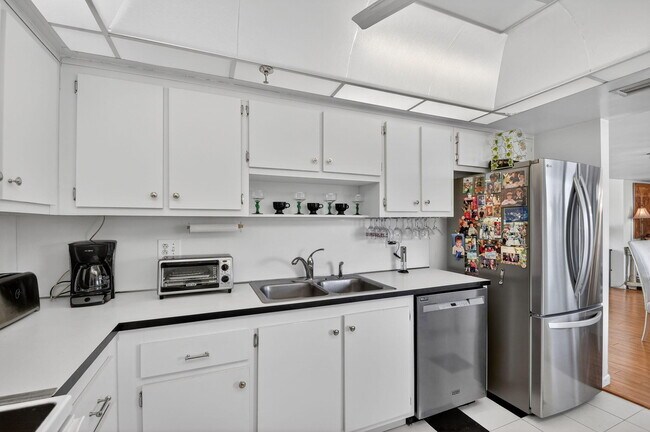 Building Photo - 8200 Lakeshore Dr