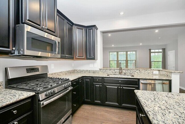 Building Photo - Stunning 3 Story 3BD/2+2HalfBA Townhome in...