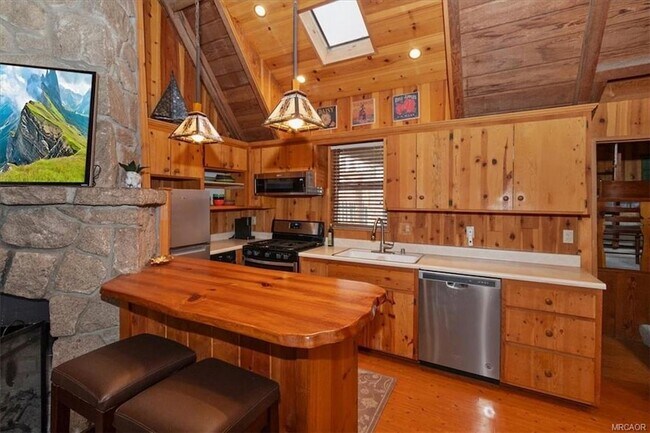 Building Photo - 295 Sunset Dr