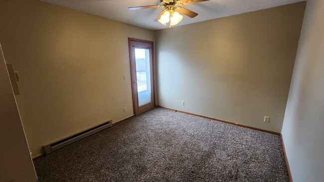 Building Photo - Large 2 Bed Apartment! Available Now! - 1/...