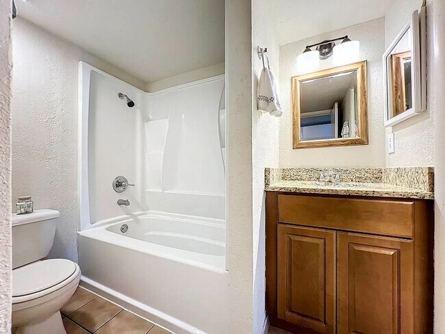 Building Photo - Charming 2BR Condo in Brandon