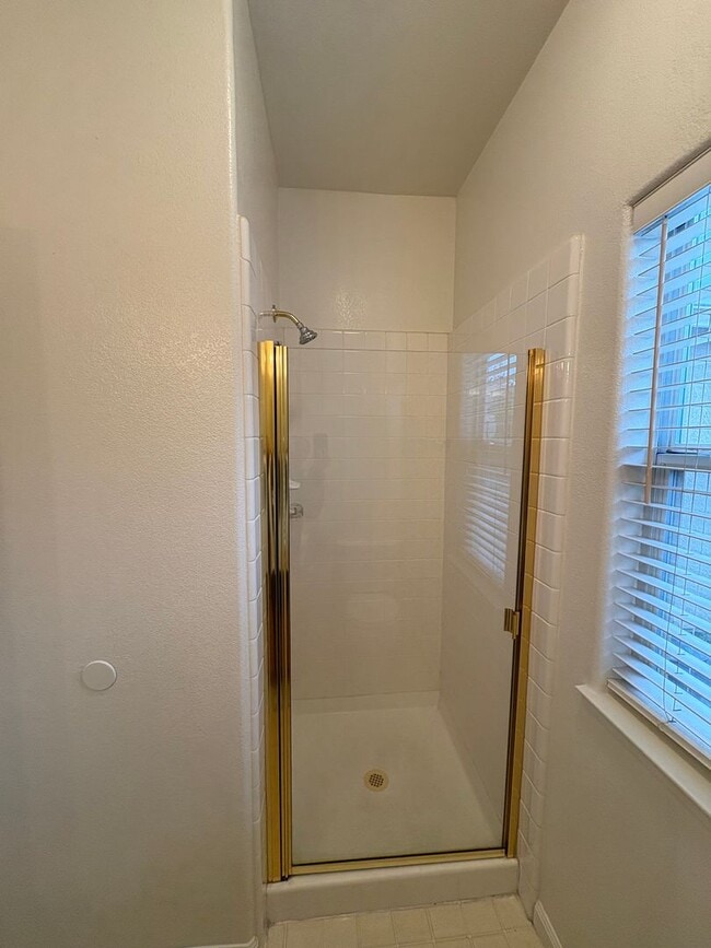 Building Photo - Spectacular home available now in a great neighborhood!