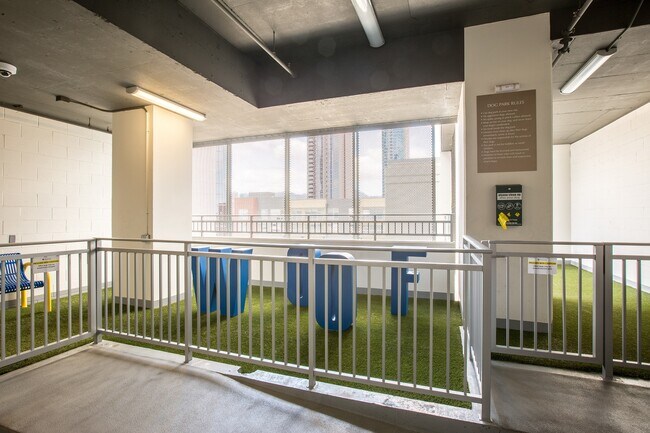 Building Photo - Fully Furnished 2 Bed / 2 Bath Condo with ...