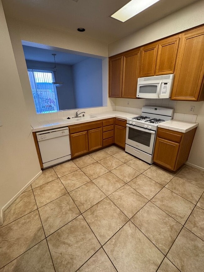 Building Photo - 3 Bedroom / 3 Bath Townhome Available Now! Chula Vista / San Miguel Ranch