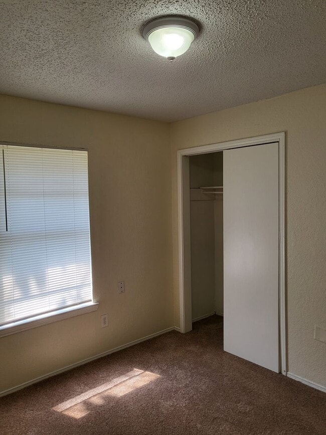 Building Photo - 1417 Laura Ln