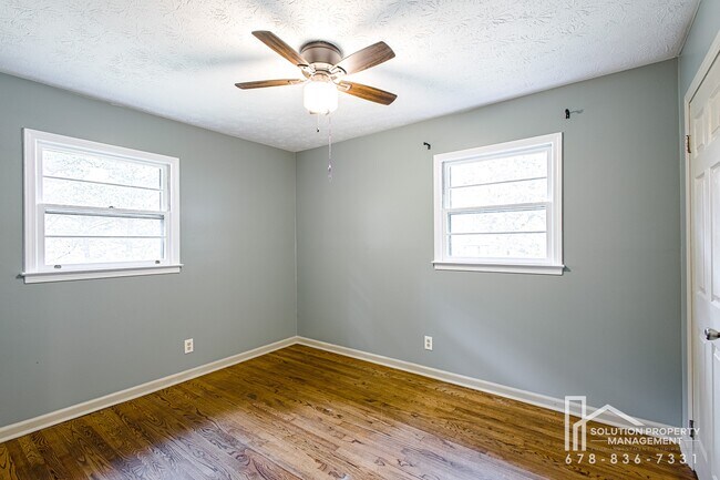 Building Photo - 4979 Paris Ave