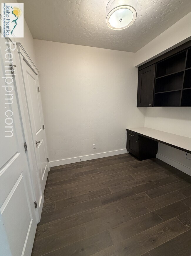 Building Photo - 3010 S Honeycomb Way
