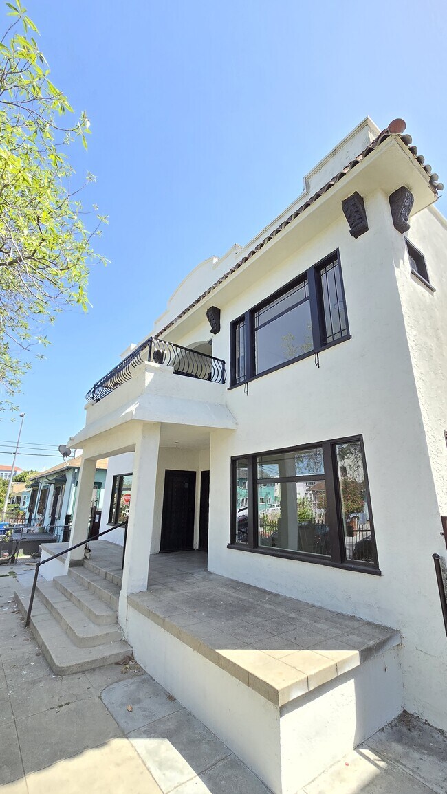 Building Photo - 3rd St