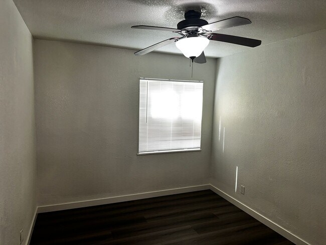 Building Photo - 2 bed 1 bath with attached garage