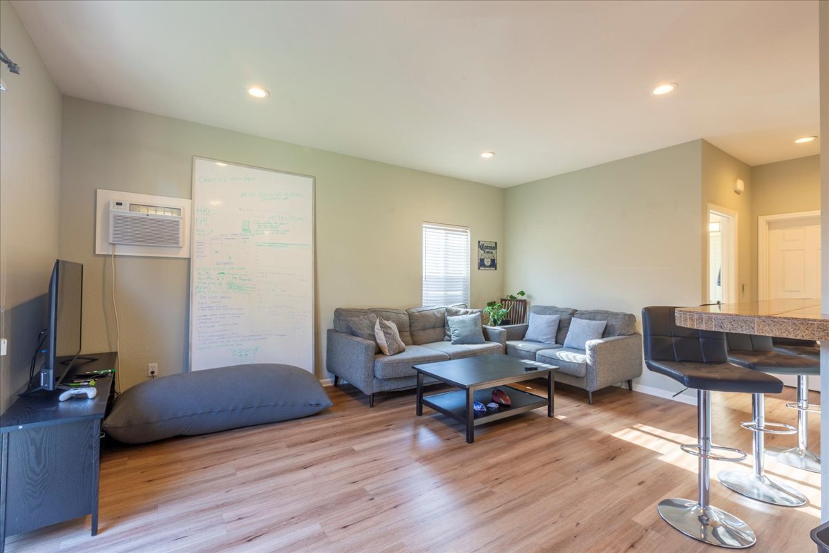 Building Photo - 1084 Portola Ave