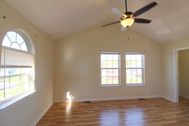 Building Photo - 351 Emerson Ln