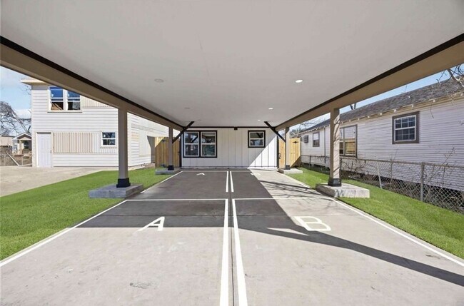 Building Photo - 2320 Wavell St