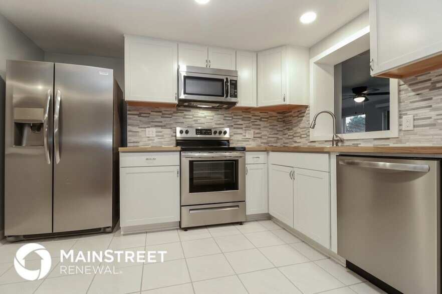 Building Photo - 3040 Brompton Dr