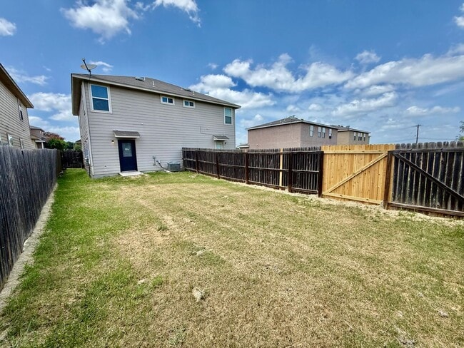 Building Photo - Beautiful 3 BR, 2.5 bath townhome located in the Judson School District