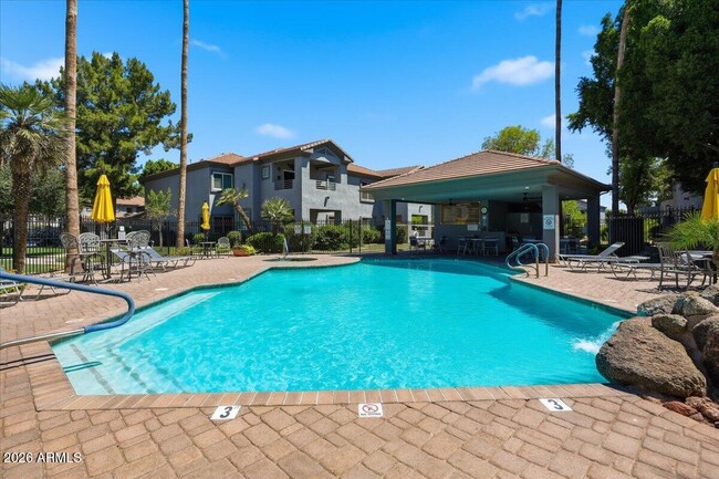 Building Photo - 7401 W Arrowhead Clubhouse Dr
