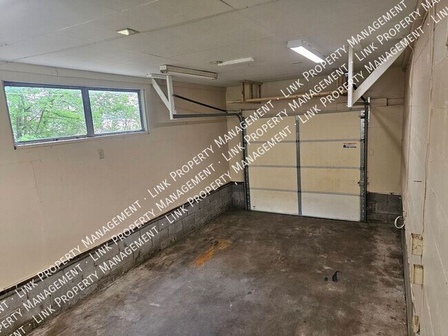 Building Photo - Don't Miss this Charming 2 bedroom with Ga...