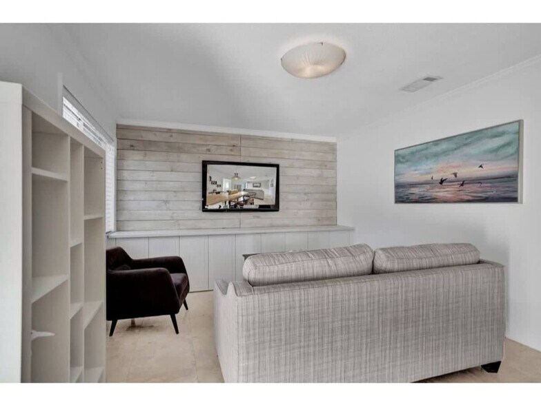 Building Photo - 3215 NE 7th St