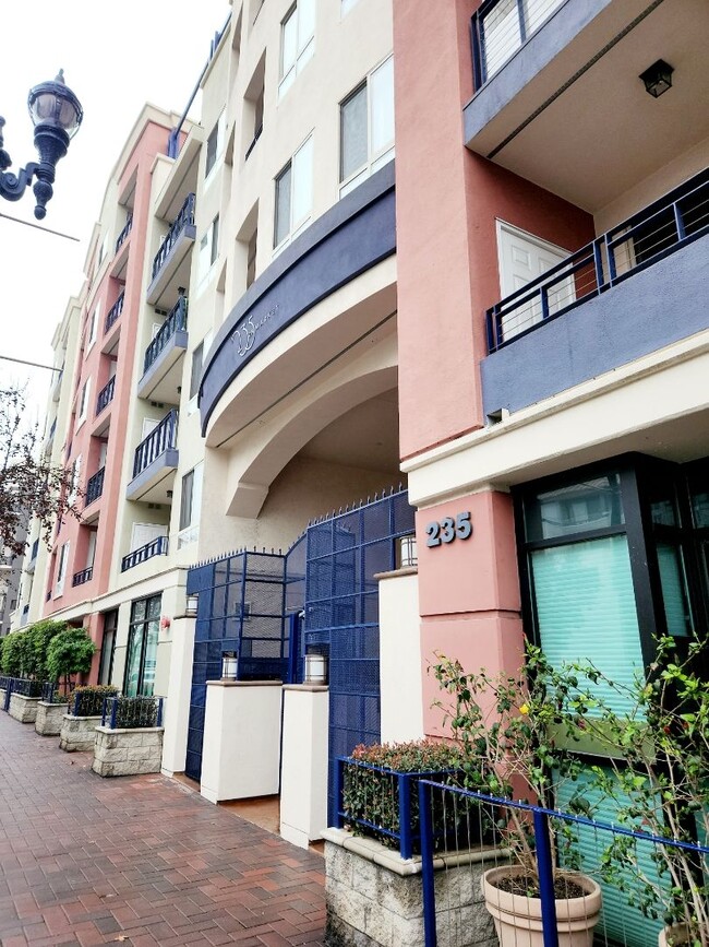 Primary Photo - Downtown Marina District, 2 bed + Den 2 ba...