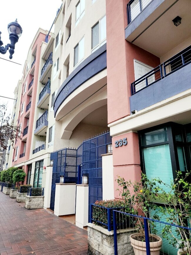 Building Photo - Downtown Marina District, 2 bed + Den 2 ba...