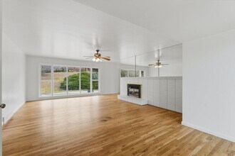 Building Photo - Spacious 4 Bed, 3 Bath Home Near Weber State