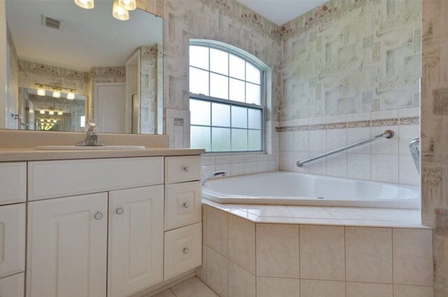 Building Photo - 4Br/2.5Ba Huge home with a sunroom
