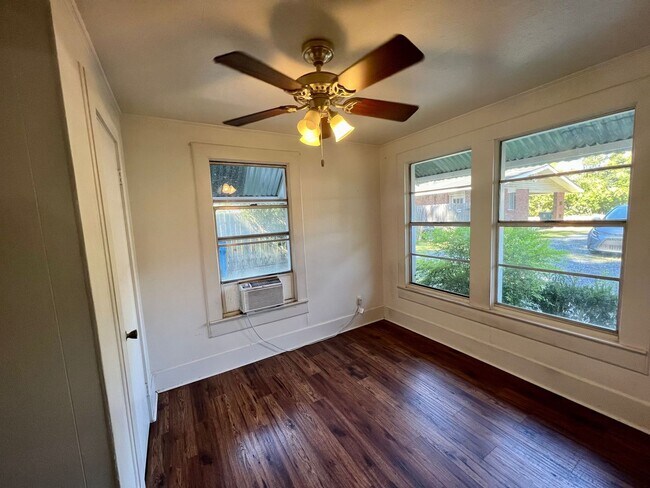 Building Photo - 503 Southdown Pl